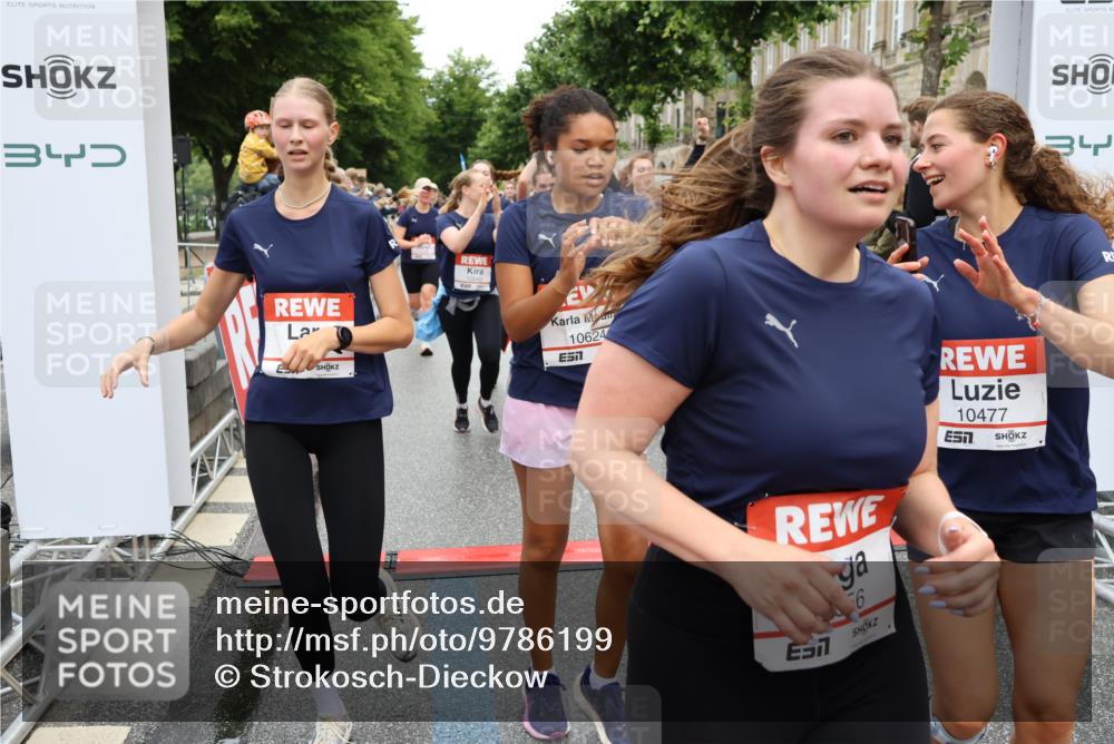 14.06.2026 - REWE Women's Run Strokosch-Dieckow http://msf.ph/oto/9786199 14.06.2026 10:06:01 Ziel 10048, 10049, 10050, 10123, 10199, 10477, 10538, 10624, 10654, 10694, 10705, 10726, 10799, 10910, 11010, 11034, 11036, 11181, 11316, 11356, 11363, 11532 meine-sportfotos.de