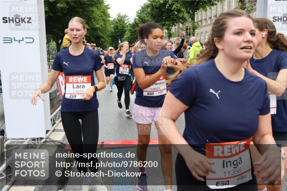 14.06.2026 - REWE Women's Run Strokosch-Dieckow http://msf.ph/oto/9786200 14.06.2026 10:06:01 Ziel 10048, 10049, 10050, 10123, 10199, 10477, 10538, 10624, 10654, 10694, 10705, 10726, 10799, 10910, 11010, 11034, 11036, 11181, 11316, 11356, 11363, 11532 meine-sportfotos.de