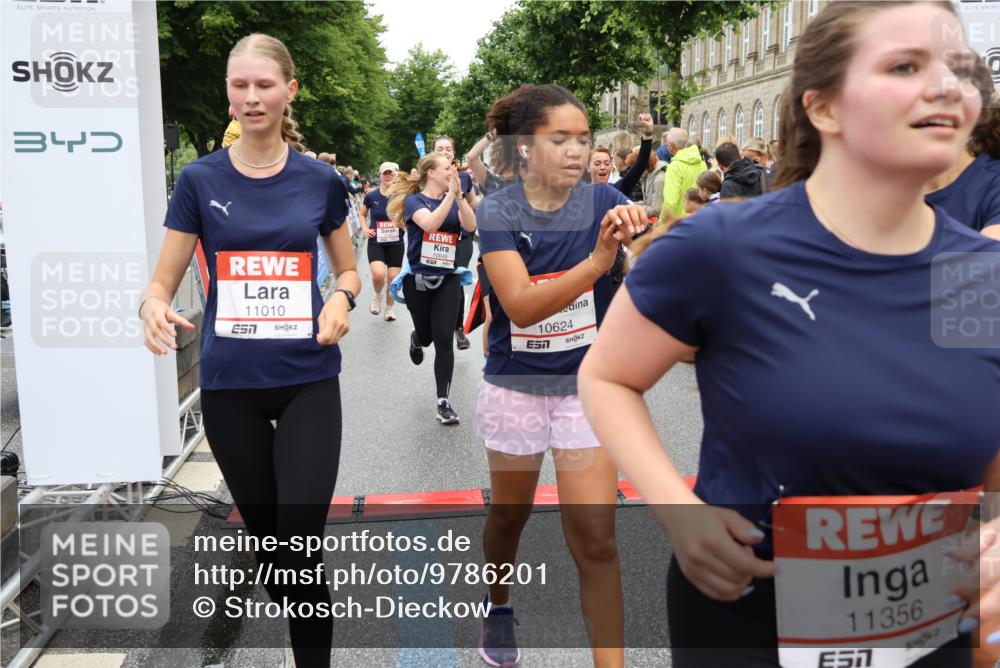 14.06.2026 - REWE Women's Run Strokosch-Dieckow http://msf.ph/oto/9786201 14.06.2026 10:06:01 Ziel 10048, 10049, 10050, 10123, 10199, 10477, 10538, 10624, 10654, 10694, 10705, 10726, 10799, 10910, 11010, 11034, 11036, 11181, 11316, 11356, 11363, 11532 meine-sportfotos.de