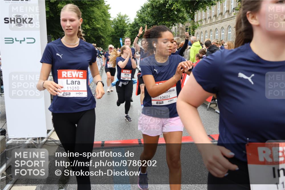 14.06.2026 - REWE Women's Run Strokosch-Dieckow http://msf.ph/oto/9786202 14.06.2026 10:06:01 Ziel 10048, 10049, 10050, 10123, 10199, 10477, 10538, 10624, 10654, 10694, 10705, 10726, 10799, 10910, 11010, 11034, 11036, 11181, 11316, 11356, 11363, 11532 meine-sportfotos.de