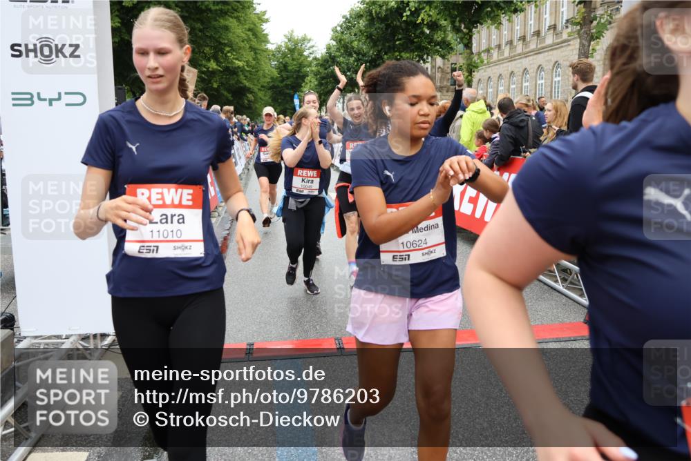 14.06.2026 - REWE Women's Run Strokosch-Dieckow http://msf.ph/oto/9786203 14.06.2026 10:06:01 Ziel 10048, 10049, 10050, 10123, 10199, 10477, 10538, 10624, 10654, 10694, 10705, 10726, 10799, 10910, 11010, 11034, 11036, 11181, 11316, 11356, 11363, 11532 meine-sportfotos.de