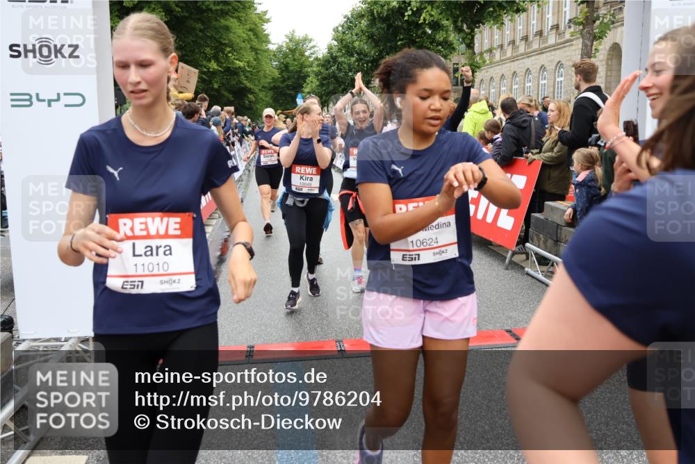 14.06.2026 - REWE Women's Run Strokosch-Dieckow http://msf.ph/oto/9786204 14.06.2026 10:06:01 Ziel 10048, 10049, 10050, 10123, 10199, 10477, 10538, 10624, 10654, 10694, 10705, 10726, 10799, 10910, 11010, 11034, 11036, 11181, 11316, 11356, 11363, 11532 meine-sportfotos.de