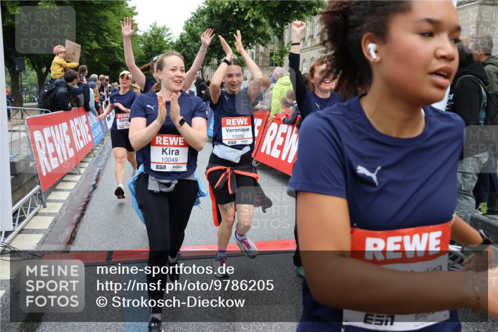 14.06.2026 - REWE Women's Run Strokosch-Dieckow http://msf.ph/oto/9786205 14.06.2026 10:06:02 Ziel 10019, 10048, 10049, 10050, 10123, 10199, 10477, 10538, 10581, 10624, 10654, 10694, 10705, 10910, 11010, 11034, 11036, 11114, 11121, 11181, 11316, 11356, 11363 meine-sportfotos.de