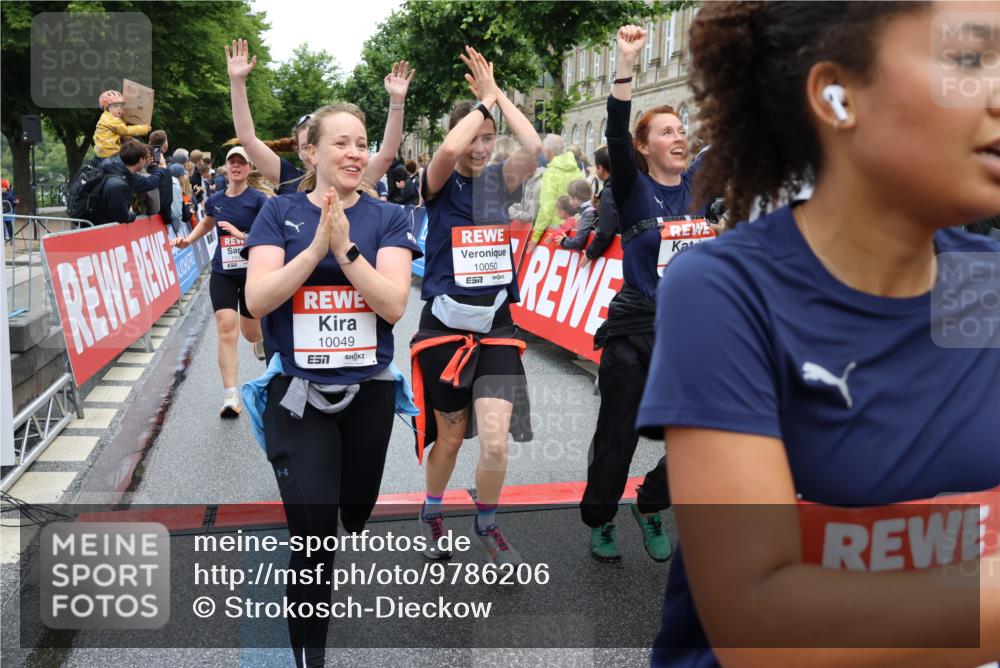 14.06.2026 - REWE Women's Run Strokosch-Dieckow http://msf.ph/oto/9786206 14.06.2026 10:06:02 Ziel 10019, 10048, 10049, 10050, 10123, 10199, 10477, 10538, 10581, 10624, 10654, 10694, 10705, 10910, 11010, 11034, 11036, 11114, 11121, 11181, 11316, 11356, 11363 meine-sportfotos.de