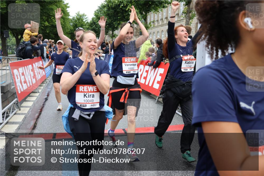 14.06.2026 - REWE Women's Run Strokosch-Dieckow http://msf.ph/oto/9786207 14.06.2026 10:06:02 Ziel 10019, 10048, 10049, 10050, 10123, 10199, 10477, 10538, 10581, 10624, 10654, 10694, 10705, 10910, 11010, 11034, 11036, 11114, 11121, 11181, 11316, 11356, 11363 meine-sportfotos.de