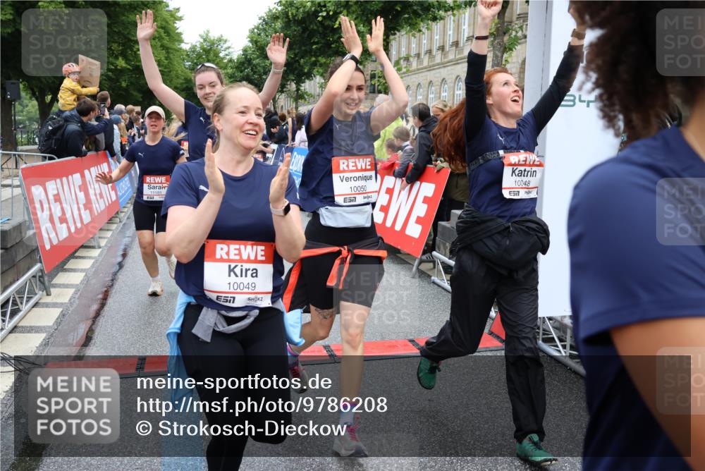 14.06.2026 - REWE Women's Run Strokosch-Dieckow http://msf.ph/oto/9786208 14.06.2026 10:06:02 Ziel 10019, 10048, 10049, 10050, 10123, 10199, 10477, 10538, 10581, 10624, 10654, 10694, 10705, 10910, 11010, 11034, 11036, 11114, 11121, 11181, 11316, 11356, 11363 meine-sportfotos.de