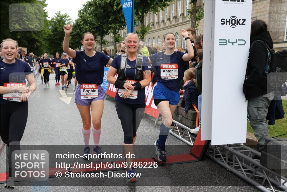 14.06.2026 - REWE Women's Run Strokosch-Dieckow http://msf.ph/oto/9786226 14.06.2026 10:06:07 Ziel 10019, 10048, 10049, 10050, 10123, 10195, 10462, 10477, 10538, 10581, 10624, 10654, 10671, 10823, 10880, 11010, 11034, 11114, 11121, 11181, 11188, 11316, 11356 meine-sportfotos.de