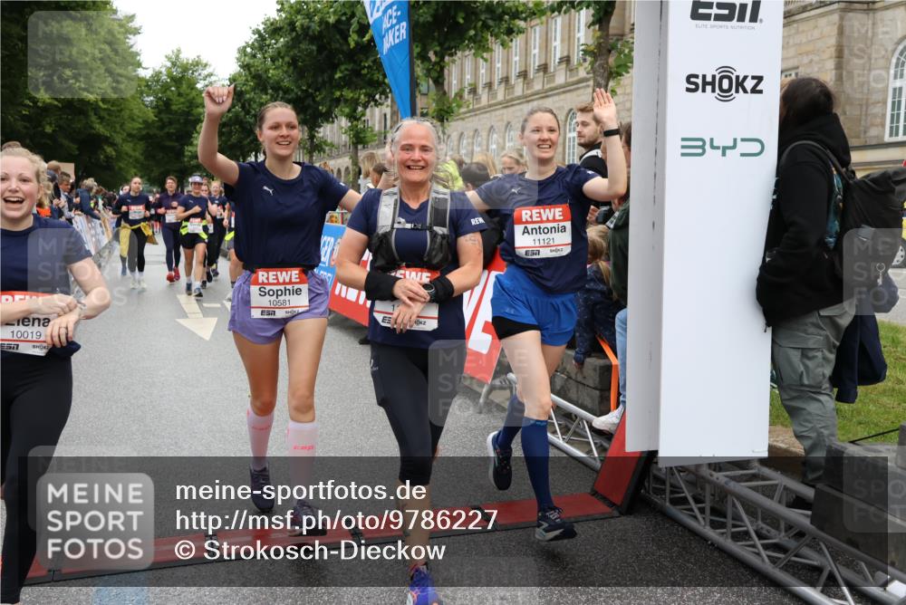 14.06.2026 - REWE Women's Run Strokosch-Dieckow http://msf.ph/oto/9786227 14.06.2026 10:06:07 Ziel 10019, 10048, 10049, 10050, 10123, 10195, 10462, 10477, 10538, 10581, 10624, 10654, 10671, 10823, 10880, 11010, 11034, 11114, 11121, 11181, 11188, 11316, 11356 meine-sportfotos.de