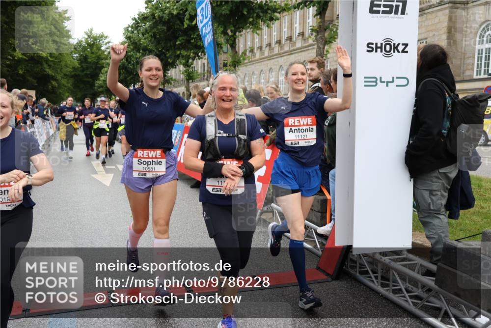 14.06.2026 - REWE Women's Run Strokosch-Dieckow http://msf.ph/oto/9786228 14.06.2026 10:06:07 Ziel 10019, 10048, 10049, 10050, 10123, 10195, 10462, 10477, 10538, 10581, 10624, 10654, 10671, 10823, 10880, 11010, 11034, 11114, 11121, 11181, 11188, 11316, 11356 meine-sportfotos.de