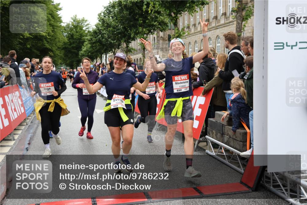 14.06.2026 - REWE Women's Run Strokosch-Dieckow http://msf.ph/oto/9786232 14.06.2026 10:06:10 Ziel 10019, 10123, 10195, 10462, 10538, 10581, 10654, 10671, 10823, 10880, 11112, 11114, 11121, 11181, 11188 meine-sportfotos.de