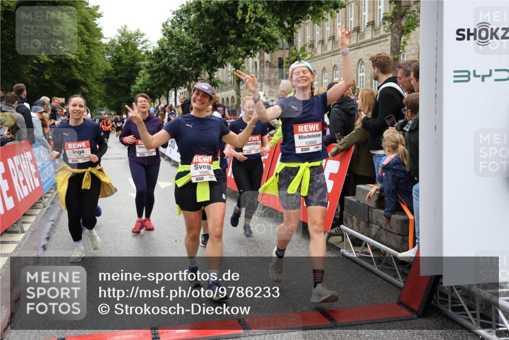 14.06.2026 - REWE Women's Run Strokosch-Dieckow http://msf.ph/oto/9786233 14.06.2026 10:06:10 Ziel 10019, 10123, 10195, 10462, 10538, 10581, 10654, 10671, 10823, 10880, 11112, 11114, 11121, 11181, 11188 meine-sportfotos.de