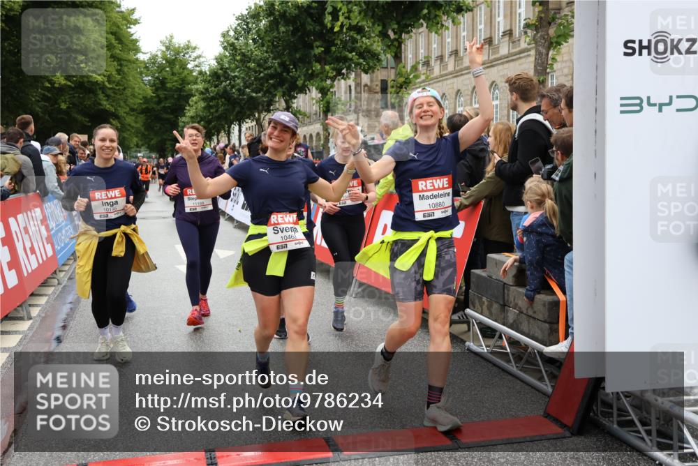 14.06.2026 - REWE Women's Run Strokosch-Dieckow http://msf.ph/oto/9786234 14.06.2026 10:06:10 Ziel 10019, 10123, 10195, 10462, 10538, 10581, 10654, 10671, 10823, 10880, 11112, 11114, 11121, 11181, 11188 meine-sportfotos.de
