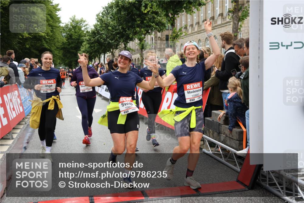 14.06.2026 - REWE Women's Run Strokosch-Dieckow http://msf.ph/oto/9786235 14.06.2026 10:06:10 Ziel 10019, 10123, 10195, 10462, 10538, 10581, 10654, 10671, 10823, 10880, 11112, 11114, 11121, 11181, 11188 meine-sportfotos.de