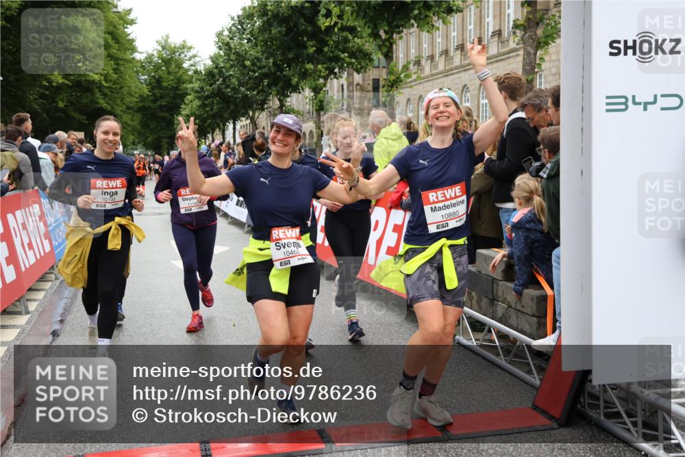 14.06.2026 - REWE Women's Run Strokosch-Dieckow http://msf.ph/oto/9786236 14.06.2026 10:06:10 Ziel 10019, 10123, 10195, 10462, 10538, 10581, 10654, 10671, 10823, 10880, 11112, 11114, 11121, 11181, 11188 meine-sportfotos.de