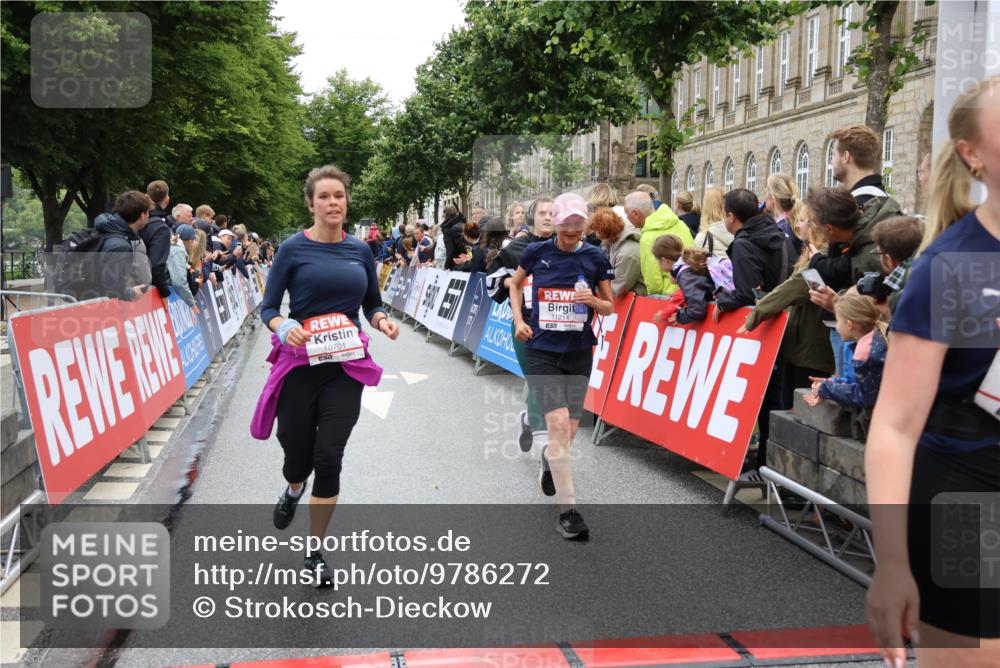14.06.2026 - REWE Women's Run Strokosch-Dieckow http://msf.ph/oto/9786272 14.06.2026 10:06:21 Ziel 10284, 10701, 10988, 11134, 11211, 11503 meine-sportfotos.de