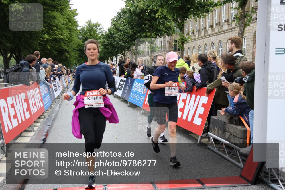 14.06.2026 - REWE Women's Run Strokosch-Dieckow http://msf.ph/oto/9786277 14.06.2026 10:06:21 Ziel 10284, 10701, 10988, 11134, 11211, 11503 meine-sportfotos.de