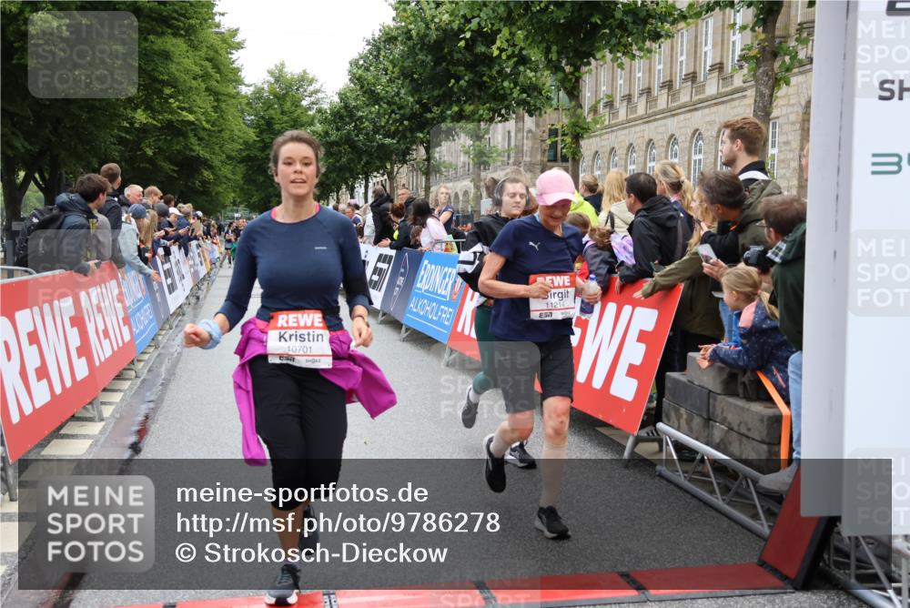 14.06.2026 - REWE Women's Run Strokosch-Dieckow http://msf.ph/oto/9786278 14.06.2026 10:06:21 Ziel 10284, 10701, 10988, 11134, 11211, 11503 meine-sportfotos.de