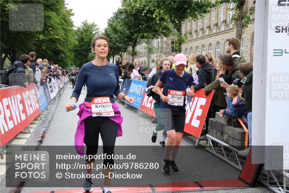 14.06.2026 - REWE Women's Run Strokosch-Dieckow http://msf.ph/oto/9786280 14.06.2026 10:06:21 Ziel 10284, 10701, 10988, 11134, 11211, 11503 meine-sportfotos.de