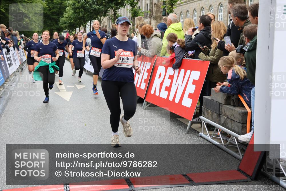 14.06.2026 - REWE Women's Run Strokosch-Dieckow http://msf.ph/oto/9786282 14.06.2026 10:06:27 Ziel 10243, 10255, 10474, 10655, 10672, 10701, 10988, 11011, 11134, 11148, 11211, 11235 meine-sportfotos.de