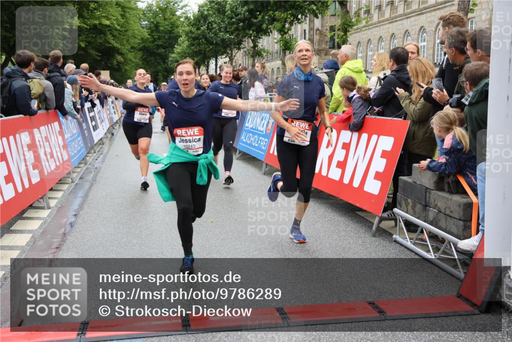 14.06.2026 - REWE Women's Run Strokosch-Dieckow http://msf.ph/oto/9786289 14.06.2026 10:06:28 Ziel 10243, 10255, 10474, 10655, 10672, 10701, 10857, 10988, 11011, 11134, 11148, 11211, 11233, 11235 meine-sportfotos.de