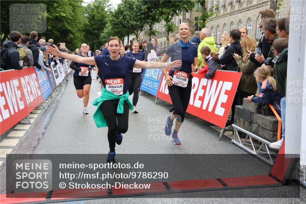 14.06.2026 - REWE Women's Run Strokosch-Dieckow http://msf.ph/oto/9786290 14.06.2026 10:06:29 Ziel 10243, 10255, 10474, 10655, 10672, 10701, 10857, 10988, 11011, 11148, 11211, 11233, 11235, 11484 meine-sportfotos.de