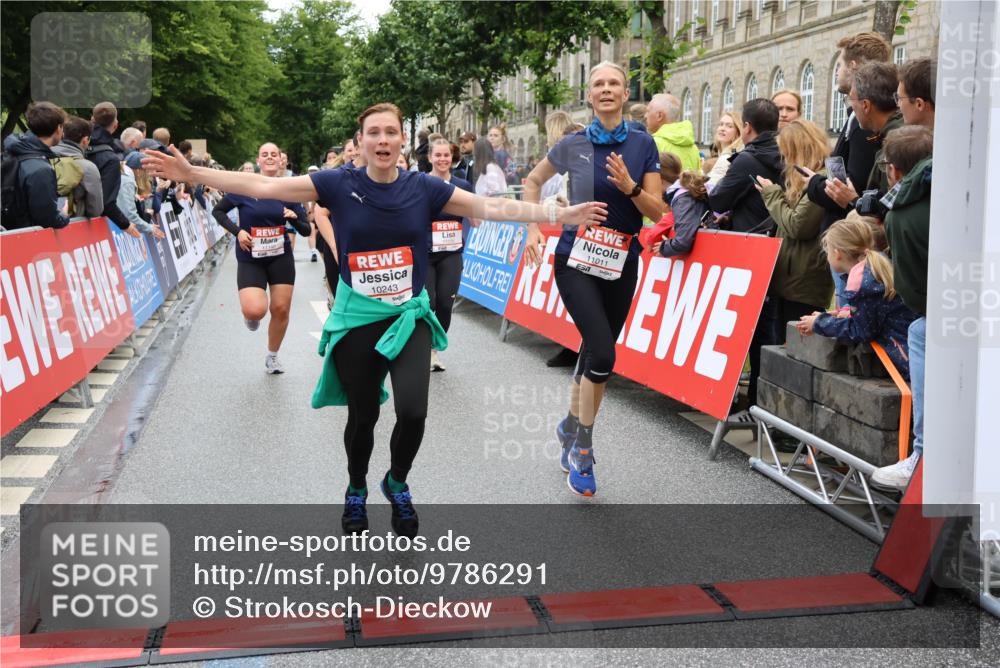 14.06.2026 - REWE Women's Run Strokosch-Dieckow http://msf.ph/oto/9786291 14.06.2026 10:06:29 Ziel 10243, 10255, 10474, 10655, 10672, 10701, 10857, 10988, 11011, 11148, 11211, 11233, 11235, 11484 meine-sportfotos.de