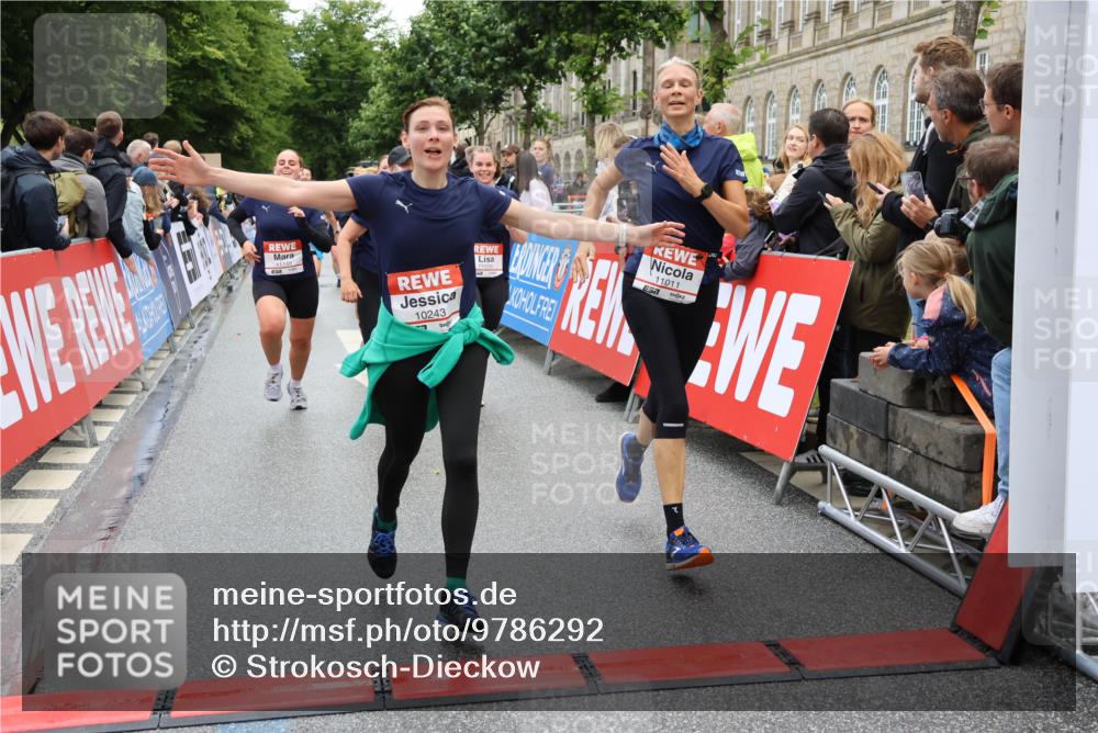 14.06.2026 - REWE Women's Run Strokosch-Dieckow http://msf.ph/oto/9786292 14.06.2026 10:06:29 Ziel 10243, 10255, 10474, 10655, 10672, 10701, 10857, 10988, 11011, 11148, 11211, 11233, 11235, 11484 meine-sportfotos.de