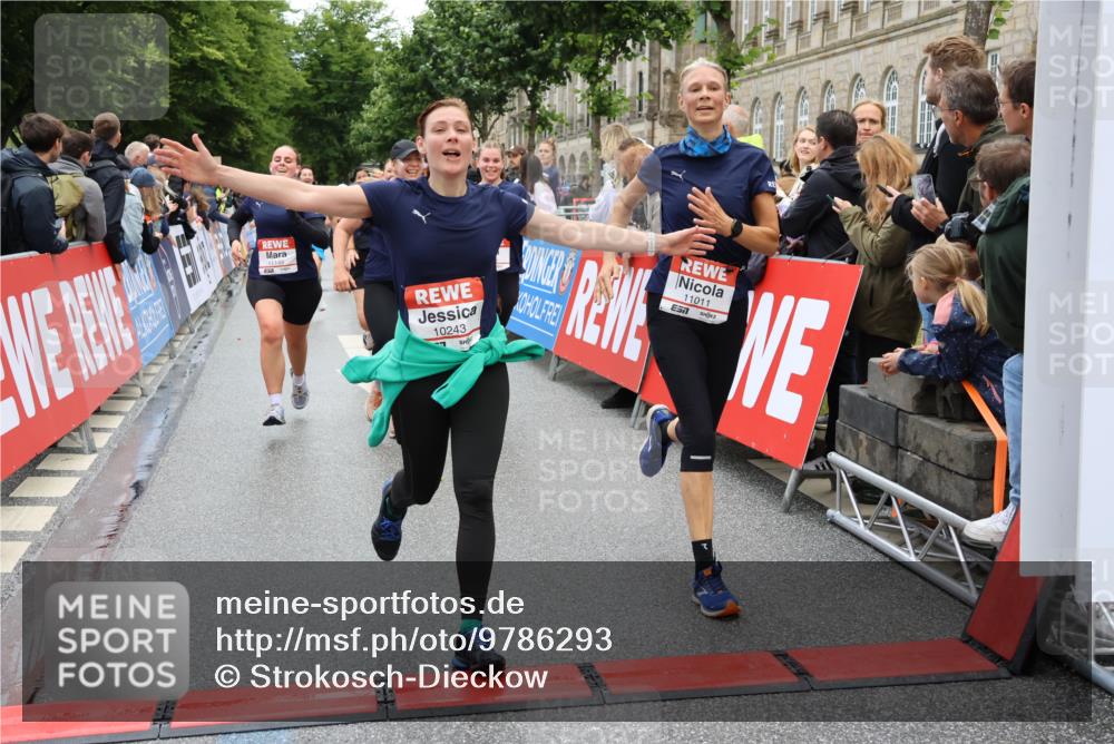 14.06.2026 - REWE Women's Run Strokosch-Dieckow http://msf.ph/oto/9786293 14.06.2026 10:06:29 Ziel 10243, 10255, 10474, 10655, 10672, 10701, 10857, 10988, 11011, 11148, 11211, 11233, 11235, 11484 meine-sportfotos.de