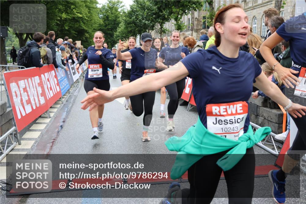 14.06.2026 - REWE Women's Run Strokosch-Dieckow http://msf.ph/oto/9786294 14.06.2026 10:06:29 Ziel 10243, 10255, 10474, 10655, 10672, 10701, 10857, 10988, 11011, 11148, 11211, 11233, 11235, 11484 meine-sportfotos.de