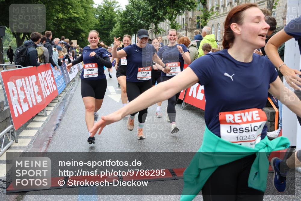 14.06.2026 - REWE Women's Run Strokosch-Dieckow http://msf.ph/oto/9786295 14.06.2026 10:06:29 Ziel 10243, 10255, 10474, 10655, 10672, 10701, 10857, 10988, 11011, 11148, 11211, 11233, 11235, 11484 meine-sportfotos.de