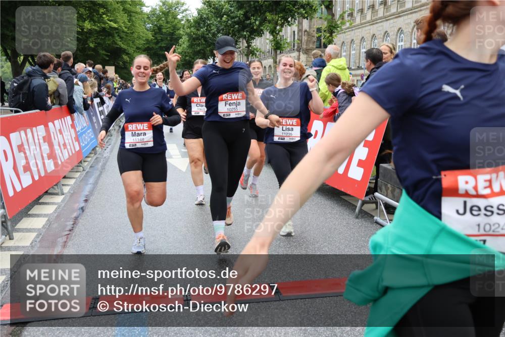 14.06.2026 - REWE Women's Run Strokosch-Dieckow http://msf.ph/oto/9786297 14.06.2026 10:06:30 Ziel 10243, 10255, 10474, 10655, 10672, 10826, 10857, 10988, 11011, 11148, 11233, 11235, 11484, 11521 meine-sportfotos.de