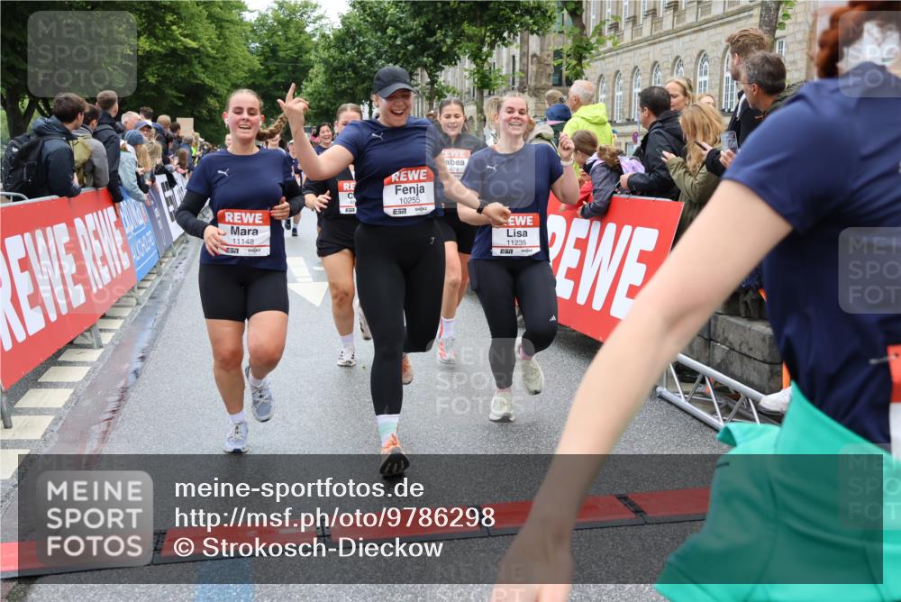 14.06.2026 - REWE Women's Run Strokosch-Dieckow http://msf.ph/oto/9786298 14.06.2026 10:06:30 Ziel 10243, 10255, 10474, 10655, 10672, 10826, 10857, 10988, 11011, 11148, 11233, 11235, 11484, 11521 meine-sportfotos.de