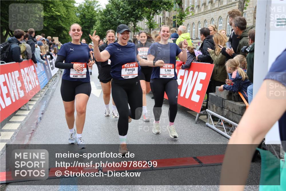 14.06.2026 - REWE Women's Run Strokosch-Dieckow http://msf.ph/oto/9786299 14.06.2026 10:06:30 Ziel 10243, 10255, 10474, 10655, 10672, 10826, 10857, 10988, 11011, 11148, 11233, 11235, 11484, 11521 meine-sportfotos.de