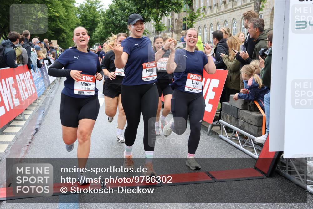14.06.2026 - REWE Women's Run Strokosch-Dieckow http://msf.ph/oto/9786302 14.06.2026 10:06:30 Ziel 10243, 10255, 10474, 10655, 10672, 10826, 10857, 10988, 11011, 11148, 11233, 11235, 11484, 11521 meine-sportfotos.de