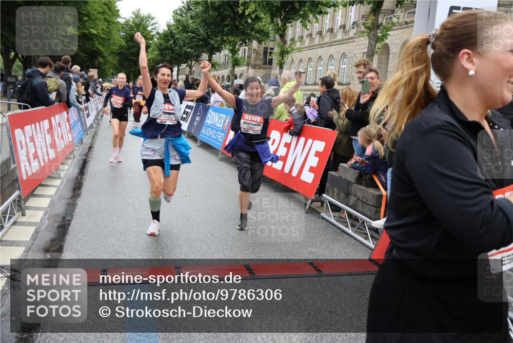 14.06.2026 - REWE Women's Run Strokosch-Dieckow http://msf.ph/oto/9786306 14.06.2026 10:06:32 Ziel 10243, 10255, 10474, 10655, 10672, 10826, 10857, 11011, 11148, 11233, 11235, 11410, 11484, 11521 meine-sportfotos.de