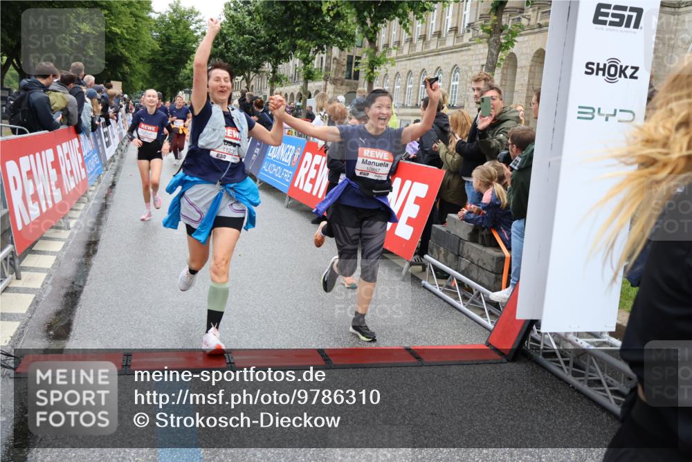 14.06.2026 - REWE Women's Run Strokosch-Dieckow http://msf.ph/oto/9786310 14.06.2026 10:06:32 Ziel 10243, 10255, 10474, 10655, 10672, 10826, 10857, 11011, 11148, 11233, 11235, 11410, 11484, 11521 meine-sportfotos.de
