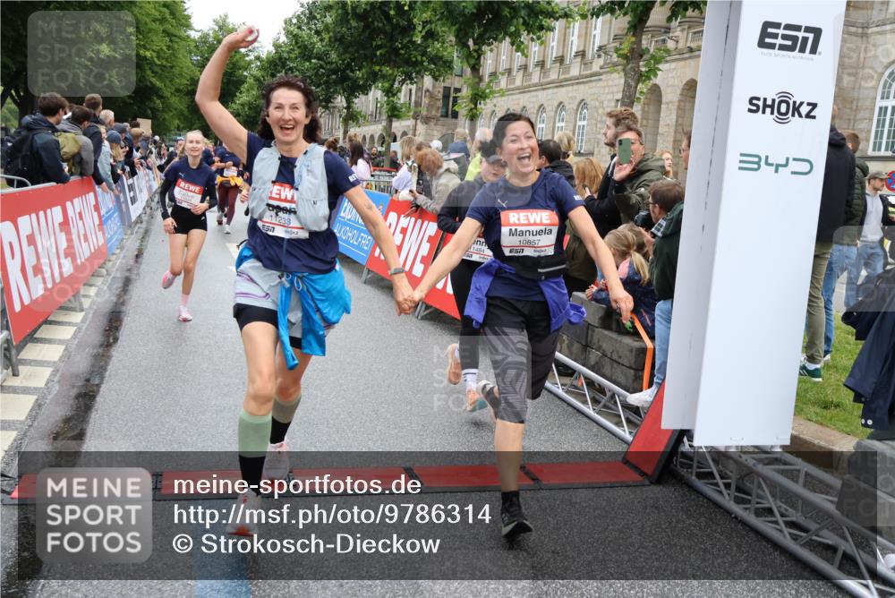 14.06.2026 - REWE Women's Run Strokosch-Dieckow http://msf.ph/oto/9786314 14.06.2026 10:06:33 Ziel 10243, 10255, 10474, 10597, 10655, 10672, 10747, 10826, 10857, 11011, 11148, 11233, 11235, 11250, 11267, 11410, 11484, 11521 meine-sportfotos.de