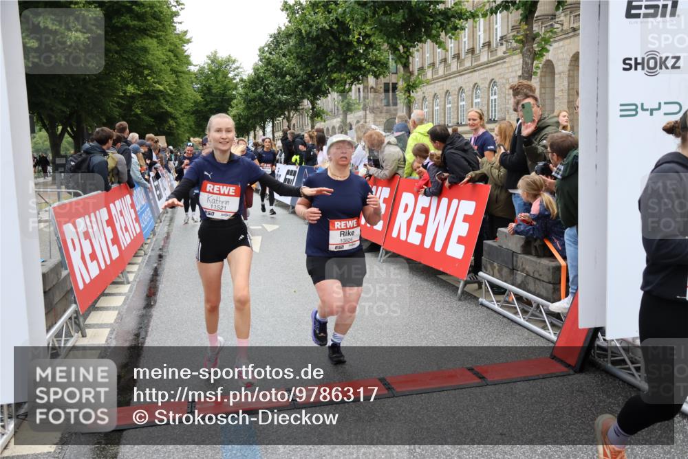 14.06.2026 - REWE Women's Run Strokosch-Dieckow http://msf.ph/oto/9786317 14.06.2026 10:06:34 Ziel 10243, 10255, 10474, 10597, 10655, 10672, 10747, 10826, 10857, 11011, 11148, 11233, 11235, 11250, 11267, 11410, 11484, 11521 meine-sportfotos.de