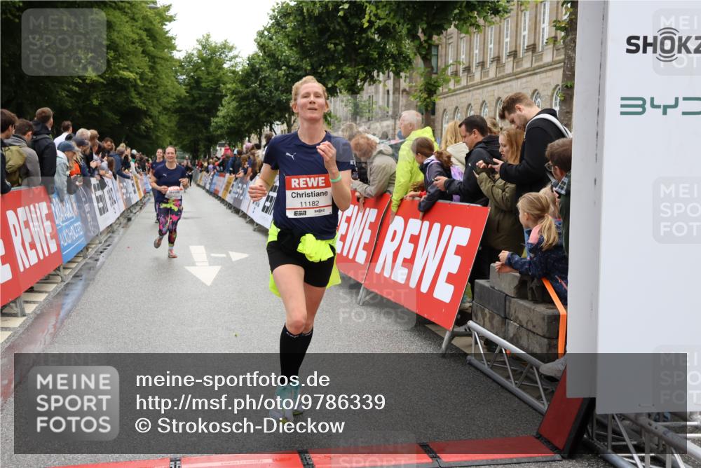 14.06.2026 - REWE Women's Run Strokosch-Dieckow http://msf.ph/oto/9786339 14.06.2026 10:06:44 Ziel 10597, 10635, 10747, 11182, 11250, 11267, 11321, 11410 meine-sportfotos.de