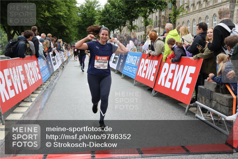 14.06.2026 - REWE Women's Run Strokosch-Dieckow http://msf.ph/oto/9786352 14.06.2026 10:06:50 Ziel 10282, 10646, 10868, 11182, 11321 meine-sportfotos.de
