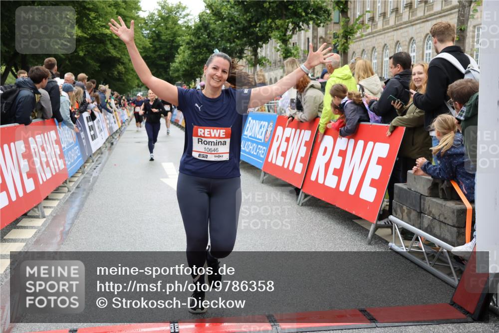 14.06.2026 - REWE Women's Run Strokosch-Dieckow http://msf.ph/oto/9786358 14.06.2026 10:06:50 Ziel 10282, 10646, 10868, 11182, 11321 meine-sportfotos.de