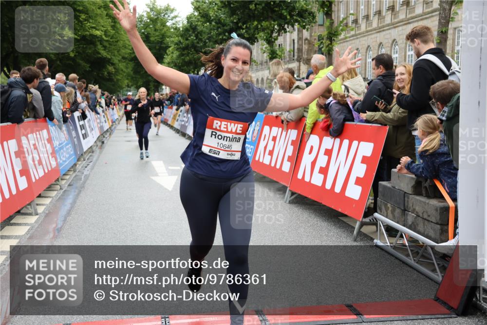 14.06.2026 - REWE Women's Run Strokosch-Dieckow http://msf.ph/oto/9786361 14.06.2026 10:06:50 Ziel 10282, 10646, 10868, 11182, 11321 meine-sportfotos.de
