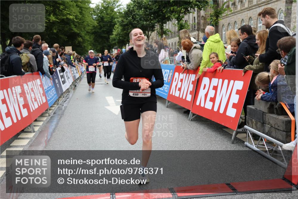 14.06.2026 - REWE Women's Run Strokosch-Dieckow http://msf.ph/oto/9786371 14.06.2026 10:06:56 Ziel 10282, 10428, 10646, 10868, 11031 meine-sportfotos.de