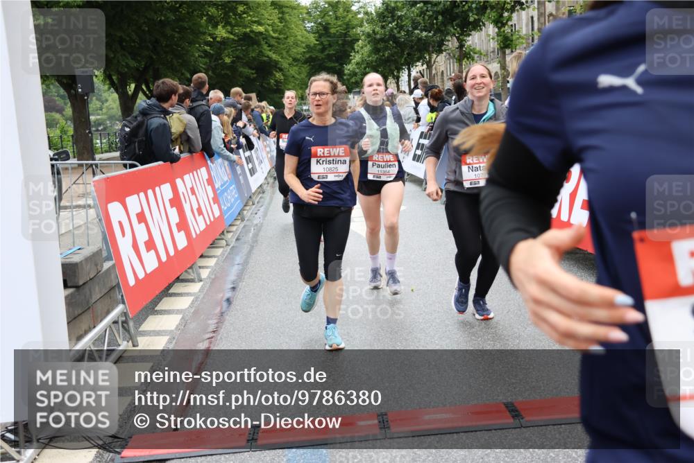 14.06.2026 - REWE Women's Run Strokosch-Dieckow http://msf.ph/oto/9786380 14.06.2026 10:07:03 Ziel 10060, 10061, 10428, 10505, 10791, 10825, 10939, 11031, 11354, 11476 meine-sportfotos.de