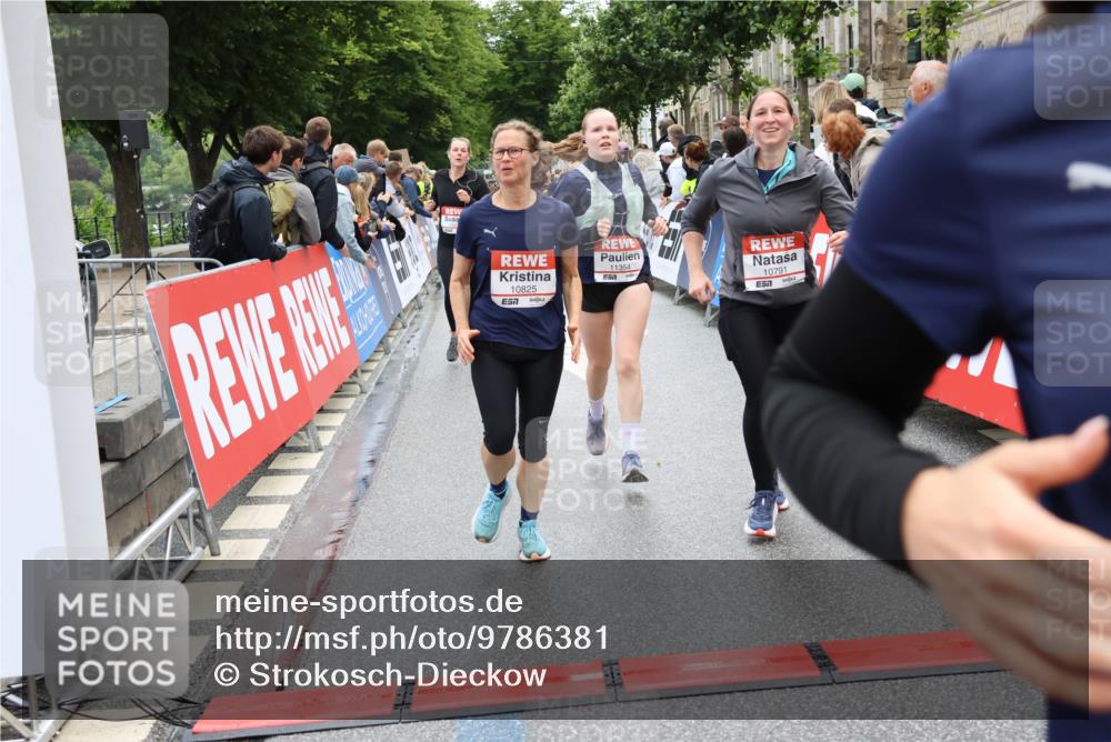14.06.2026 - REWE Women's Run Strokosch-Dieckow http://msf.ph/oto/9786381 14.06.2026 10:07:03 Ziel 10060, 10061, 10428, 10505, 10791, 10825, 10939, 11031, 11354, 11476 meine-sportfotos.de