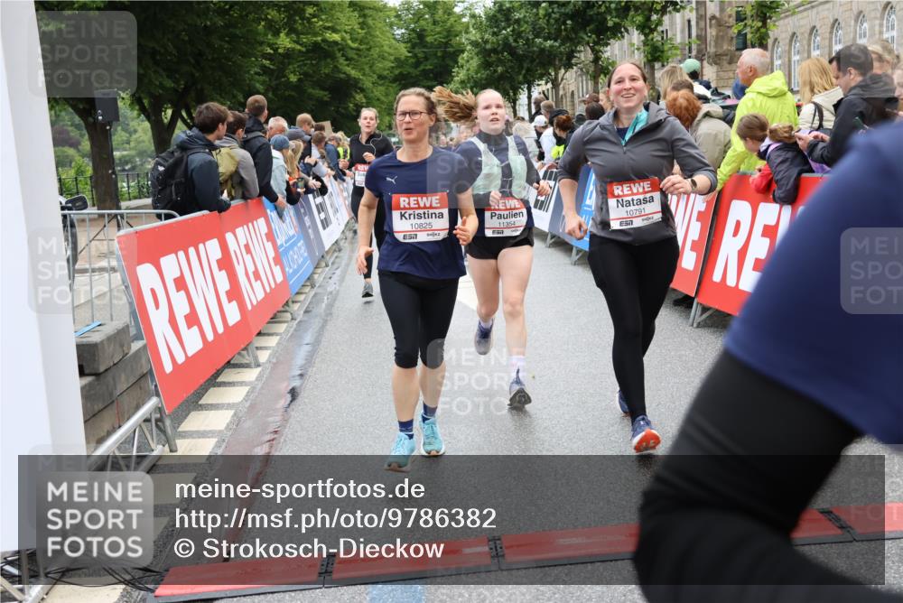 14.06.2026 - REWE Women's Run Strokosch-Dieckow http://msf.ph/oto/9786382 14.06.2026 10:07:03 Ziel 10060, 10061, 10428, 10505, 10791, 10825, 10939, 11031, 11354, 11476 meine-sportfotos.de