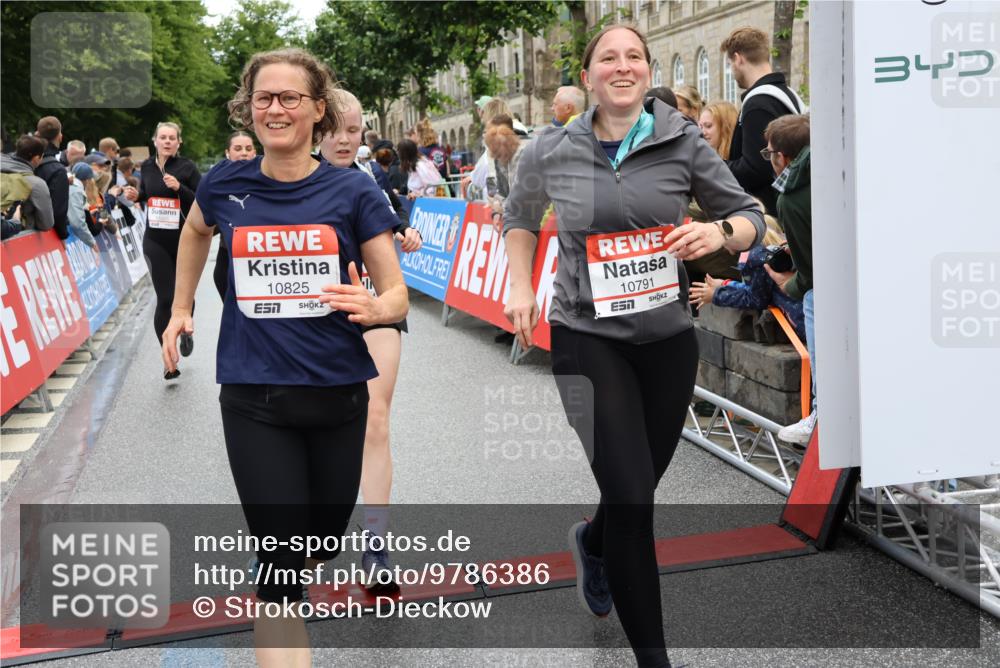 14.06.2026 - REWE Women's Run Strokosch-Dieckow http://msf.ph/oto/9786386 14.06.2026 10:07:03 Ziel 10060, 10061, 10428, 10505, 10791, 10825, 10939, 11031, 11354, 11476 meine-sportfotos.de