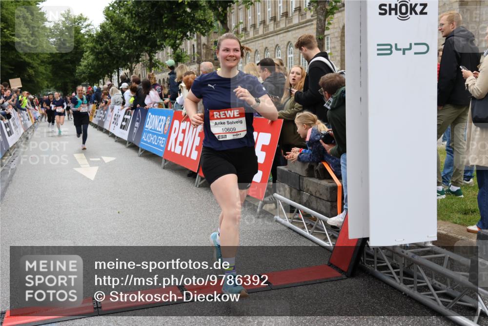 14.06.2026 - REWE Women's Run Strokosch-Dieckow http://msf.ph/oto/9786392 14.06.2026 10:07:09 Ziel 10060, 10061, 10505, 10609, 10791, 10825, 10939, 11015, 11354, 11476 meine-sportfotos.de