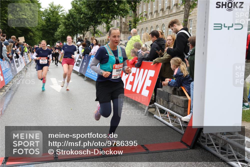 14.06.2026 - REWE Women's Run Strokosch-Dieckow http://msf.ph/oto/9786395 14.06.2026 10:07:12 Ziel 10205, 10467, 10505, 10609, 10939, 10949, 11015, 11161, 11476 meine-sportfotos.de