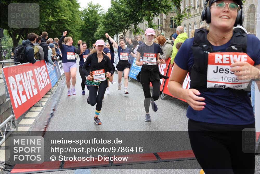 14.06.2026 - REWE Women's Run Strokosch-Dieckow http://msf.ph/oto/9786416 14.06.2026 10:07:17 Ziel 10006, 10007, 10008, 10009, 10117, 10205, 10467, 10609, 10888, 10949, 11015, 11084, 11127, 11161 meine-sportfotos.de